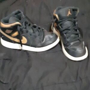 NIKE Air Jordan Youth Black and Gold High-Top Sneakers SZ 6Y
